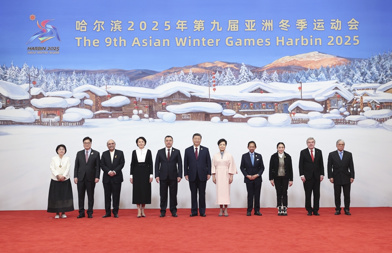 2月7日中午,国家主席习近平和夫人彭丽媛在黑龙江省哈尔滨市太阳岛宾馆举行宴会,欢迎来华出席哈尔滨第九届亚洲冬季运动会开幕式的国际贵宾。这是习近平和彭丽媛同贵宾们合影留念。