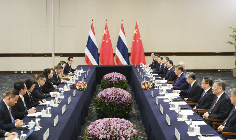 当地时间11月15日上午,国家主席习近平在利马出席亚太经合组织领导人非正式会议期间会见泰国总理佩通坦。