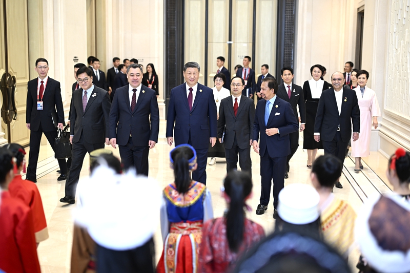 2月7日中午,国家主席习近平和夫人彭丽媛在黑龙江省哈尔滨市太阳岛宾馆举行宴会,欢迎来华出席哈尔滨第九届亚洲冬季运动会开幕式的国际贵宾。40名身着中外民族服装的少年儿童唱起优美的黑龙江民歌《乌苏里船歌》,热烈欢迎国际贵宾。